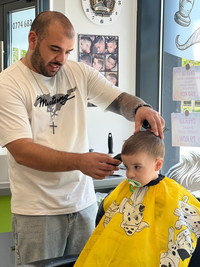 Tuns copil cu grijă — ceas Cezeva pe perete, salon luminos