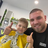 Dan Manole și client tânăr — zâmbete și thumbs up după tuns