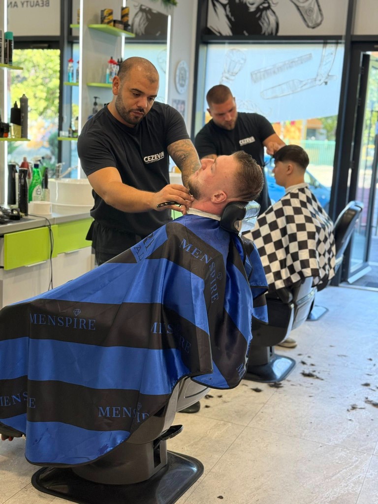 Aranjat barbă cu brici — precizie și două stații de lucru în fundal, Cezeva