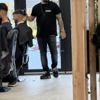 Finisaj tunsoare în picioare — salon contemporan, lumină și geamuri largi