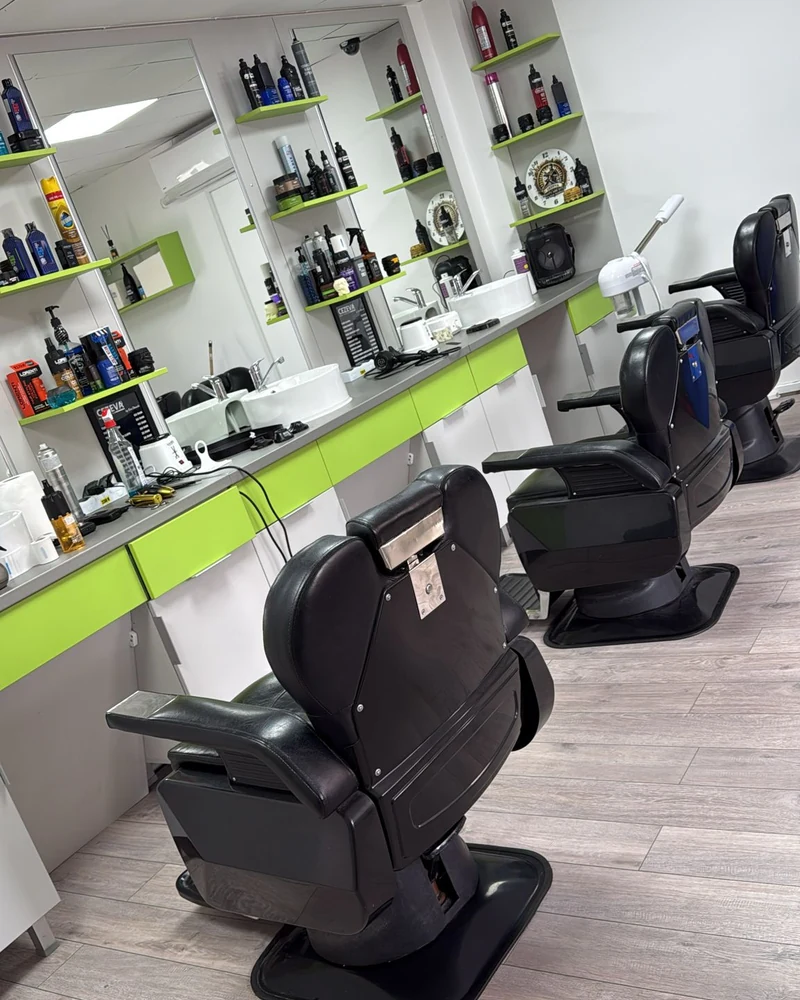 Interior Cezeva Barbershop — stații de lucru și atmosferă premium, București