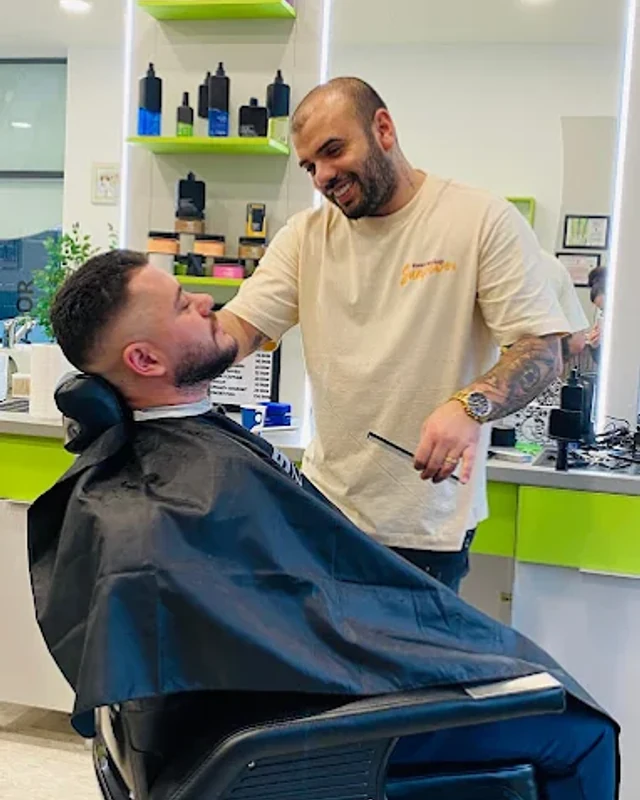 Dan Manole la lucru în Cezeva Barbershop — tuns cu clientul, București